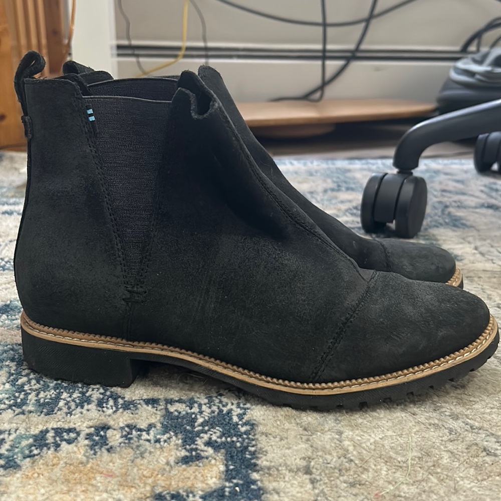 Black Toms leather Chelsea booties size 8.5